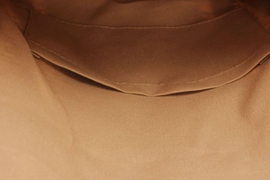 Detalle del bolso de cuerda de papel tejida que muestra el forro interior y el bolsillo