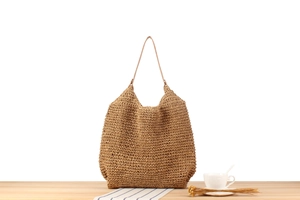 Détail du sac à bandoulière tissé main en corde de papier avec fines lanières en cuir