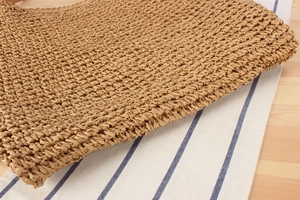 Gros plan sur la texture d'un sac tissé en corde de papier de qualité supérieure marron