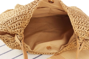 Détail du sac tissé en corde de papier montrant la doublure intérieure et le fermoir aimanté