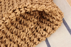 Gros plan sur la texture de paille de papier tissée d'un sac à main de vacances épuré