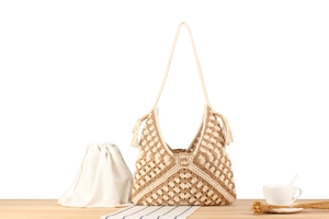 Dettaglio di borsa tote in maglia boho con motivi ondulati e sacchetto interno