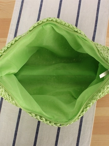 Borsa in corda di carta verde intrecciata con cerniera e fodera per le vacanze