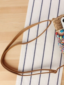 Sac bandoulière en papier tissé à la mode avec perles colorées et détails turquoise