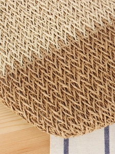 Bolso tote de paja tejido a mano con costuras en contraste crema y marrón natural