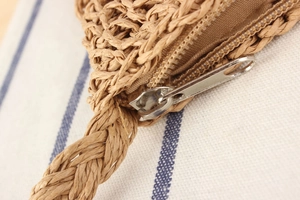 Detailansicht des Metallreißverschlusses und des dichten Papierseilgeflechts der Tasche