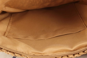 Detailansicht der Papierschnur-Tasche mit braunem Innenfutter und Innentasche