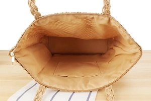 Vue intérieure du cabas en paille de papier avec doublure et poche de rangement