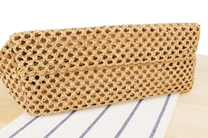 Détail du tissage hexagonal creux d'un sac à bandoulière en paille de papier avec doublure