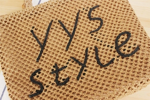 Détail du sac en papier de paille tressé avec broderie YYS Style noire et texture fine