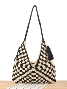 Borsa a tracolla all'uncinetto bianca e nera fatta a mano con nappe boho e motivi geometrici