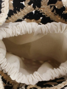 Borsa a tracolla fatta a mano all'uncinetto con motivo nero e bianco e coulisse