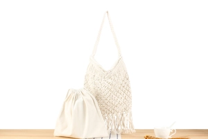 Détail du sac bandoulière macramé fait main avec franges et doublure en toile