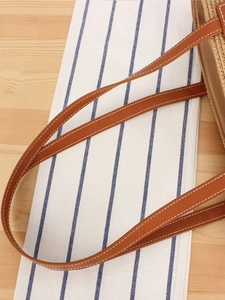 Borsa da spiaggia in corda di carta con tracolla in pelle marrone e cuciture