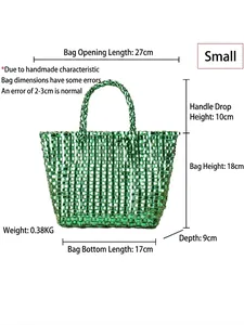 Petit sac à main tressé vert pour enfants avec texture métallique et dimensions précises
