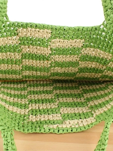 Green and beige checkered straw tote bag with large capacity and woven shoulder strap
