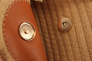 Vue macro de la boucle magnétique dorée et texture tissée du sac de plage en coton