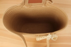 Vue de dessus du sac de plage tressé avec fermoir magnétique et nœud en dentelle