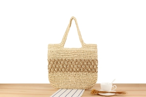 Détail du sac cabas en corde de papier tissé avec motif géométrique marron