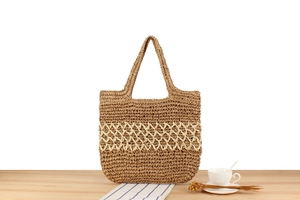 Détail du cabas en corde de papier marron foncé avec motif ajouré blanc cassé
