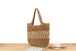 Détail du sac fourre-tout tissé en corde de papier fait main avec motif de diamant beige