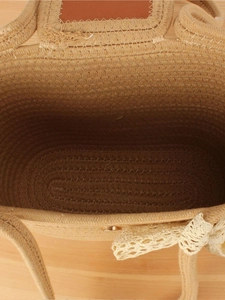Grand sac de plage en paille tressée avec nœud en dentelle blanche et fermoir cuir