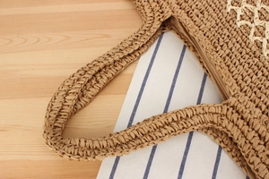 Détail du sac tressé en corde de papier avec anses solides et fermeture zippée sûre