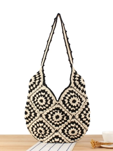 Handgefertigte Häkel-Einkaufstasche mit schwarz-weißem Blumenmuster im Boho-Stil