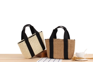 Détails des sacs cabas en paille tressée beige et naturel avec anses en toile noire