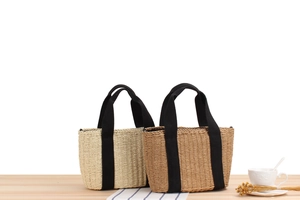 Détail de sacs de plage en corde de papier tissé avec anses larges en coton noir bicolores