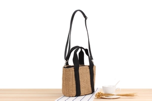 Détail du sac de plage en corde de papier tissée avec poignées et bandoulière noires