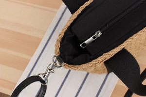 Vue détaillée du dessus montrant la fermeture éclair et la doublure du sac de plage tressé