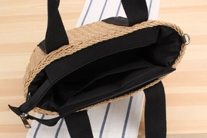 Vue détaillée d'un sac de plage en paille avec doublure noire et poches internes