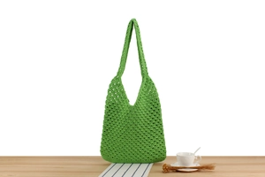 Détail du sac à bandoulière en corde de coton tressé vert évidé pour la plage et loisirs