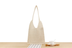 Vue détaillée du sac cabas en coton tressé blanc cassé dans un décor de style de vie