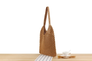 Détail du sac fourre-tout en coton tissé main avec texture grillagée sur table en bois