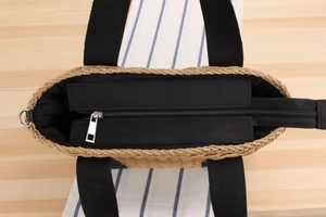 Détail du sac en paille tressée avec doublure en toile noire et fermeture zippée en métal