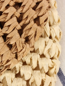 Sac à bandoulière en paille tissé main en caramel et crème pour vacances à la plage