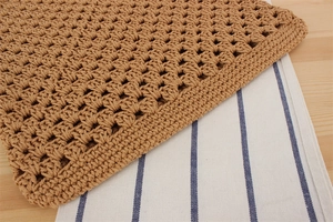 Détail de la texture crochetée creuse du sac à main marron en corde de coton pour la plage