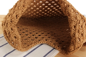 Détail du tissage au crochet ajouré et de la texture de ce sac cabas couleur caramel