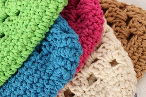 Gros plan détaillé des motifs de tissage au crochet en fil de coton coloré