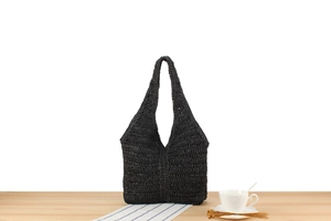 Détails du tissage au crochet d'un grand sac cabas noir fait main en raphia naturel