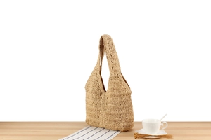 Gros plan du sac fourre-tout tissé beige ajouré pour les vacances d'été à la plage