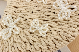 Dettaglio macro della trama in corda di carta con eleganti fiocchi di perle