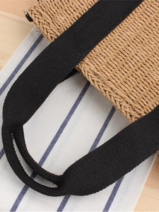 Sac de plage en corde de papier tressé avec anses en toile noire et texture naturelle