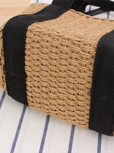 Sac de plage tisse en corde de papier avec sangles en toile noire sur fond raye