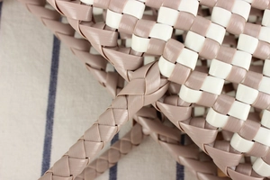 Détails du sac tressé en PVC rose et blanc avec motif en damier et poignées tressées