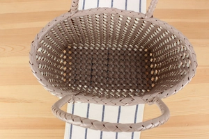 Vue détaillée de l'intérieur spacieux et du tissage croisé du sac tressé rose