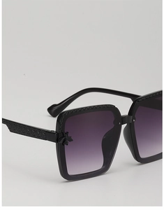 Detail of children's square bee sunglasses with purple gradient lenses and textured frames