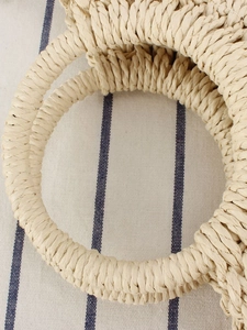 Borsa a mano semicircolare in corda di carta intrecciata con manico rotondo per la spiaggia